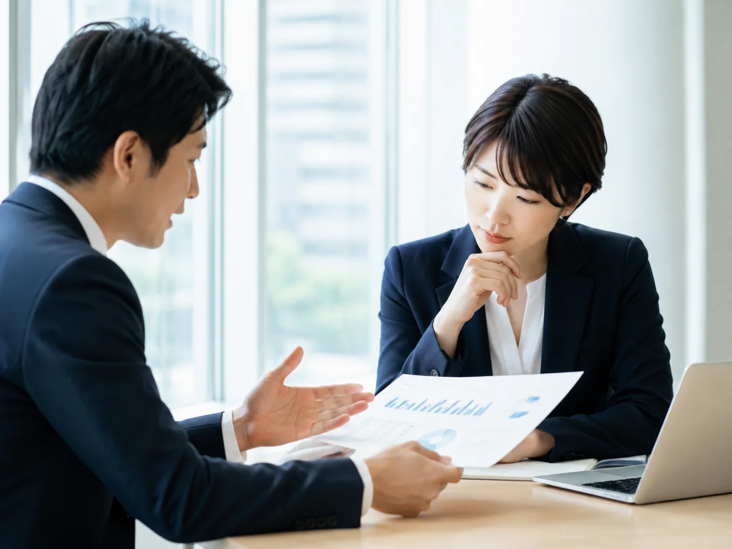 仕事の現状を話し合う日本人ビジネスパーソン